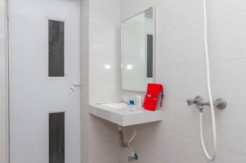 万隆RedDoorz near Istana Plaza 2的白色的浴室设有水槽和镜子