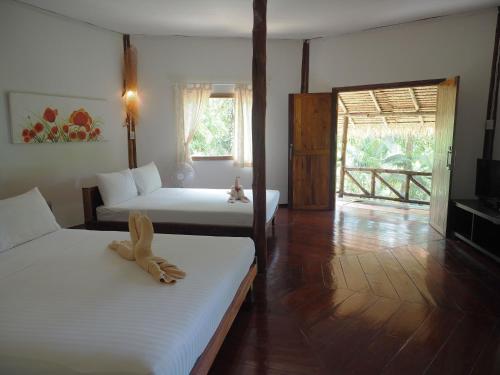 象岛利特一登小屋的酒店客房设有两张床和一个阳台。