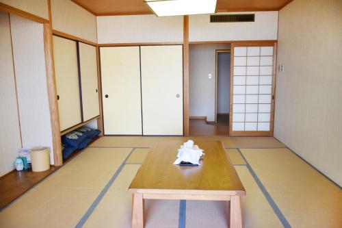土庄町Taiyou no Ouchi的一间房间中间设有一张木桌