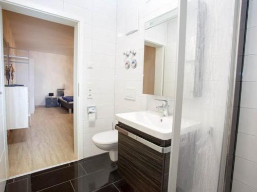 BurtenbachFerienparadies Amadeus的白色的浴室设有水槽和卫生间。