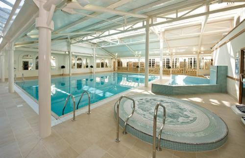 彼得伯勒Orton Hall Hotel & Spa的大型室内游泳池和大型游泳池