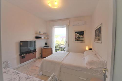 圣玛格丽塔-利古雷Holiday Home Santa Margherita Ligure的一间白色卧室,配有床和电视