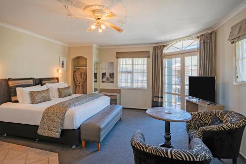 罗托鲁瓦Silver Fern Rotorua Suites & Spa的一间酒店客房,配有一张床和一台电视