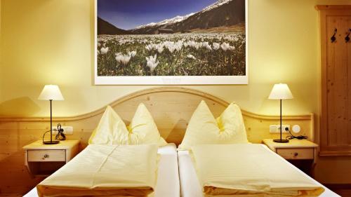 克里姆尔克劳克豪斯国家公园酒店的卧室配有两张床,墙上挂着一幅画