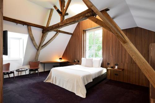 科特赖克梅塞恩酒店的卧室设有一张白色大床和一扇窗户。