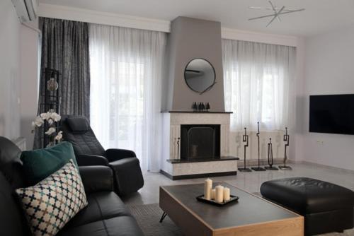 塞萨洛尼基Dream Suite的带沙发和壁炉的客厅