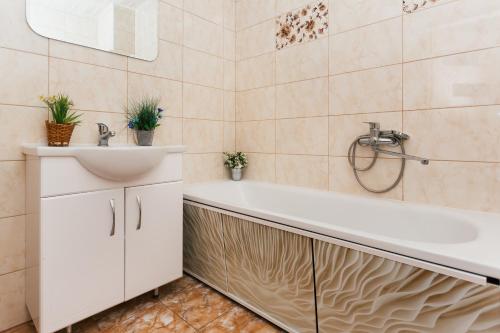 苏梅Luxury apart-hotel on Kharkovskaya New Building 6 floor的浴室配有白色浴缸和水槽