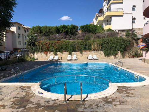 圣弗拉斯Femili Hotel Diveda的一座建筑物中央的游泳池