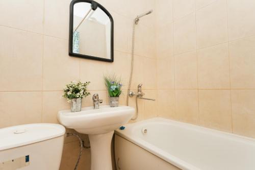 苏梅Apart-hotel on Kondrateva street New Building 7 floor的浴室配有盥洗盆、卫生间和浴缸。