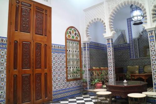 得土安Riad Soul of Tetouan的一间设有大门、桌子和椅子的房间