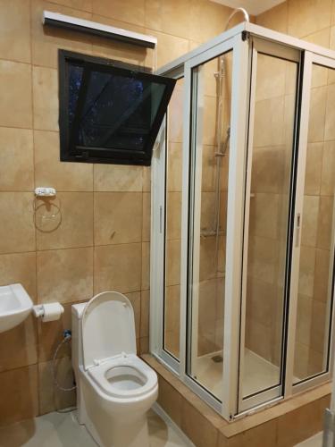 普拉伊拉多比莱尼Ossanzaia Bilene Lodge的一间带卫生间和玻璃淋浴间的浴室