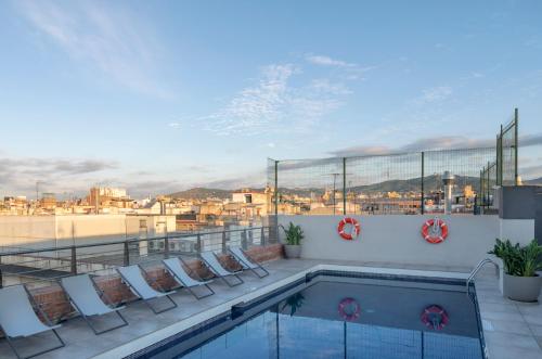巴塞罗那兰布拉斯希尔肯酒店的建筑物屋顶上的游泳池