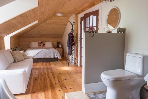 莱维斯Auberge de la Visitation的客厅配有床和白色沙发