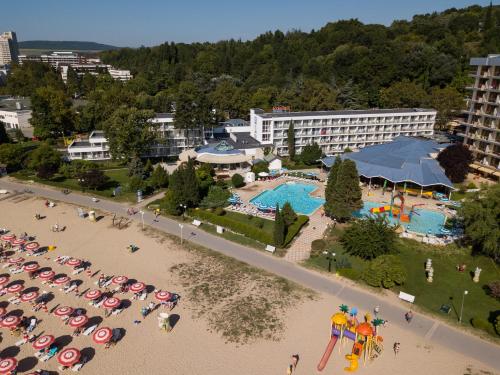 阿尔贝纳Kaliakra Mare Hotel - Ultra All Inclusive的享有带游泳池和海滩的度假村的空中景致