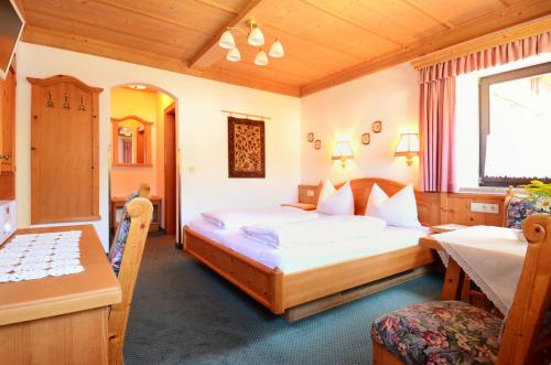 阿布特瑙马格达莱纳民宿的酒店客房配有一张床铺和一张桌子。