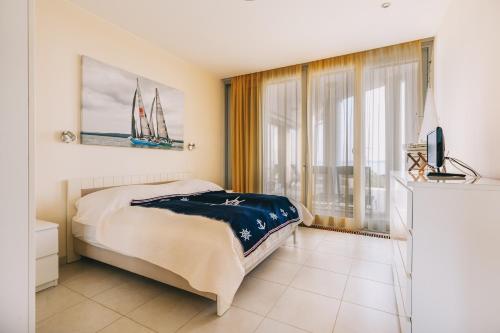 包道乔尼托毛伊Villa Georgina的一间卧室设有一张床、一台电视和一个窗口。
