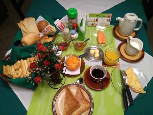 亚松森Hotel Boggiani的一张桌子上放着一盘早餐食品