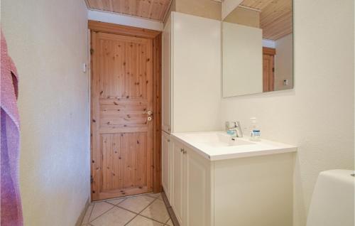 兰伯尔Nice Home In Randbl With Kitchen的一间带水槽、镜子和门的浴室