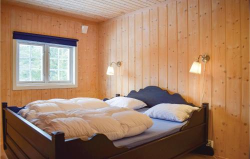 高尔Nice Home In Gol With Kitchen的木墙和窗户的客房内的一张床位