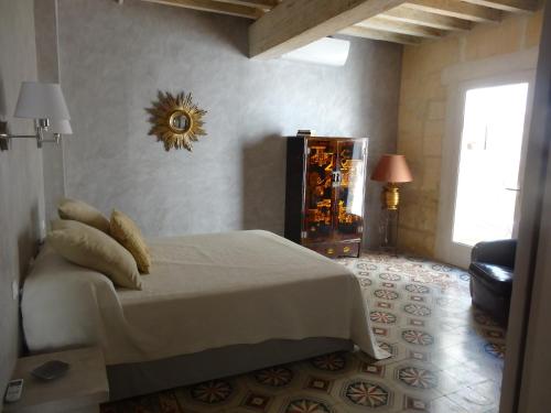 阿尔勒La Fleury的卧室配有白色的床和窗户。