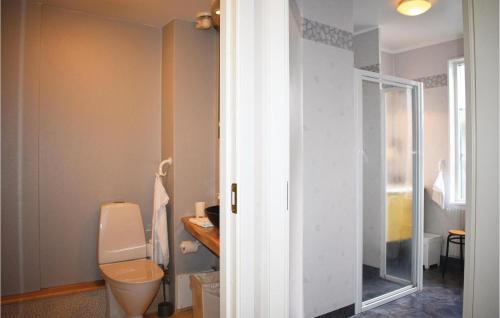 卡尔斯克鲁纳Gorgeous Apartment In Karlskrona With Wifi的一间带卫生间和玻璃门的浴室