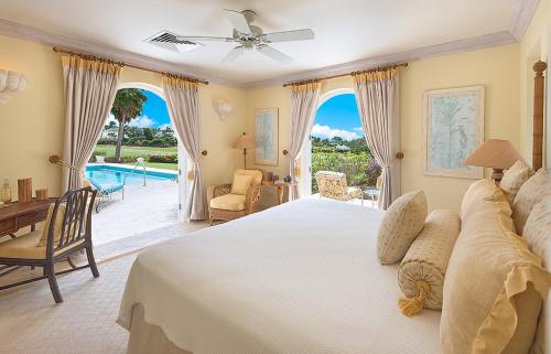 圣詹姆斯Royal Westmoreland Benjoli Breeze, Palm Ridge 10 by Island Villas的一间卧室配有一张床,享有游泳池的景色