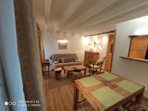 蒂内埃河畔圣索弗Chez Rosine的客厅配有沙发和桌子
