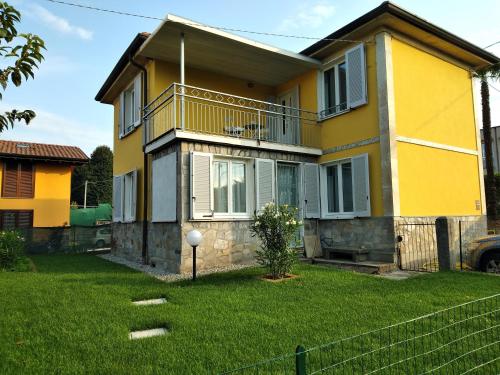 BardelloMarconi 11的带阳台和庭院的黄色房屋