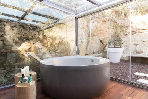 坎塔卢普斯El Recer de Masia Serra的带窗户的浴室设有大浴缸