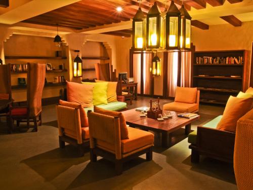 索瓦马迈因温泉酒店的客厅配有椅子、桌子和吊灯。