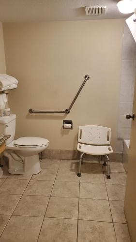 Stony Plain斯托尼平原汽车旅馆的一间医院,设有厕所和体重秤