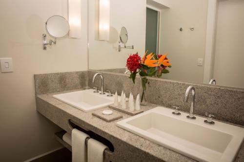 IretamaJardins de Jurema Convention & Termas Resort的一间带两个盥洗盆和大镜子的浴室