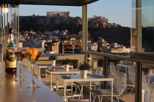 雅典艾弗瑞派德酒店的设有带桌椅的市景阳台。