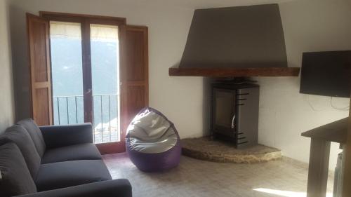ArcabellCAL GERARD - ARCAVELL的带沙发和壁炉的客厅