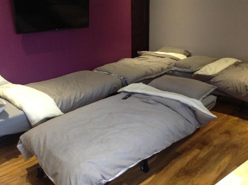 利物浦The Anfield Apartment的四个床垫,靠在墙上