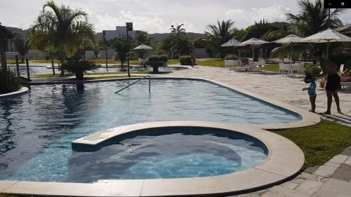 拉巴拉德纳圣米格尔Iloa Residence Resort - Barra de São Miguel的度假村的游泳池,周围的人
