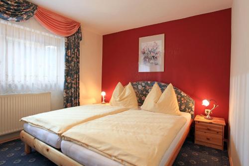 蒂罗尔-基希贝格霍夫维默尔度假屋的一间卧室设有一张红色墙壁的大床