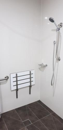 WallanHogans Motel的浴室内配有淋浴和长凳