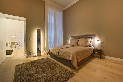 维也纳Central Luxury Apartment的一间卧室设有一张床和一个大窗户