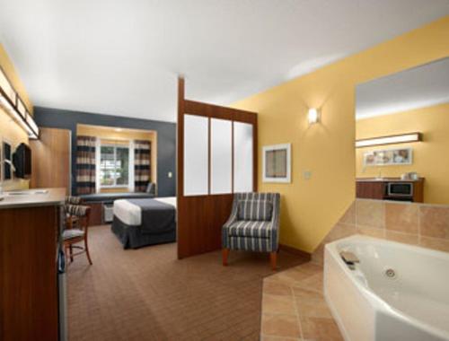 Chili Center奇丽/罗切斯特麦克罗特客栈&套房酒店的一间酒店客房 - 带一张床和一间浴室