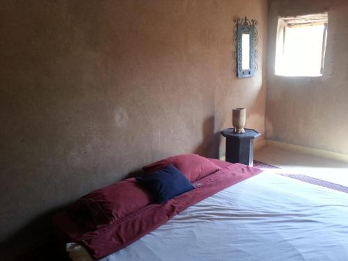 姆哈米德奥伯格拉帕梅拉旅馆的一间卧室配有一张带红色和蓝色毯子的床