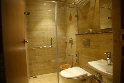 钦奈芒特庄园的带淋浴、卫生间和盥洗盆的浴室