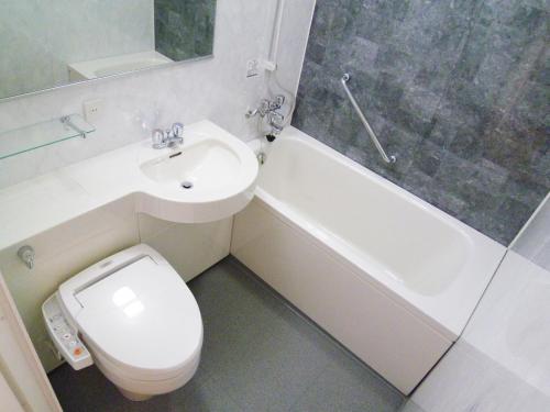 大阪哈顿北区梅田酒店的浴室配有卫生间、盥洗盆和浴缸。
