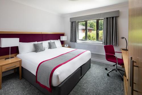 考文垂华威会议酒店 - 拉德克利夫的一间设有大床和窗户的酒店客房