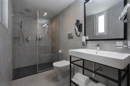 埃尔哥茨拉Azur Hotel by ST Hotels的一间带水槽、淋浴和卫生间的浴室