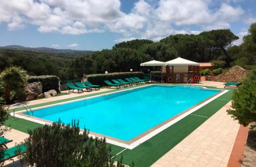 圣特雷莎加卢拉La Liccia - Camping&Village的度假村内的一个蓝色海水游泳池