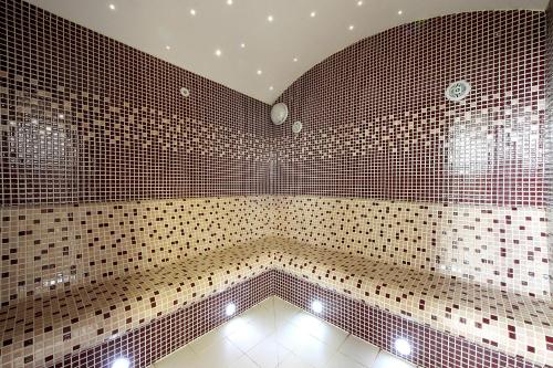 贝内绍夫S中心酒店的浴室拥有红色和黑色的瓷砖墙壁