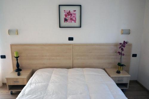 索拉加Villa Ombretta的卧室配有白色的床和2个床头柜