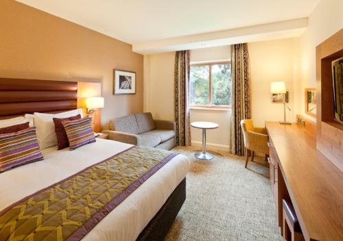 塔姆沃思德雷顿庄园酒店的酒店客房设有床和客厅。