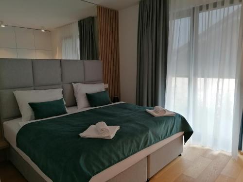 Regentova Suites Ljubljana客房内的一张或多张床位